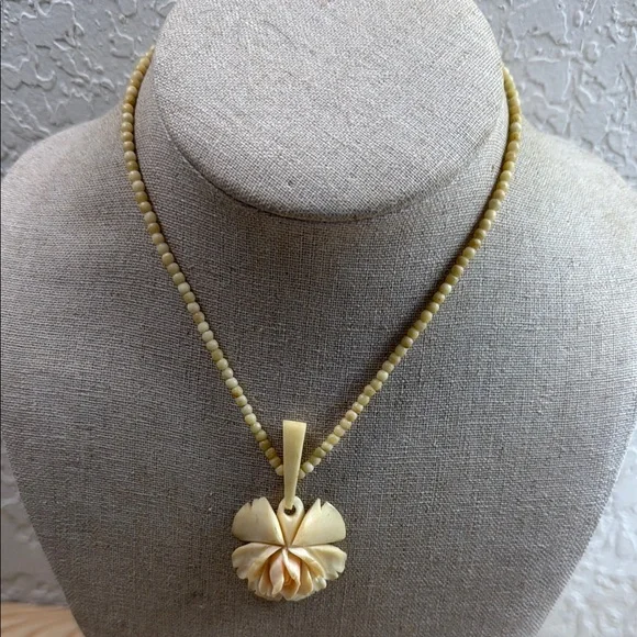 Elegant Cream Necklace with Floral Pendant ivory vintage - Picture 1 of 5